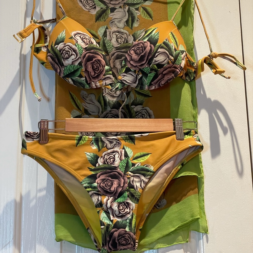 Beautiful & elegant floral bikini with matching Pareo size Large.